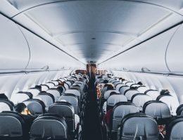 Corredor de um voo low cost